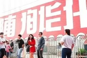《同一张海报的两种解读》封面,两张宣传图并排的比对网格