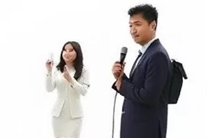《录音笔里的四十分钟》封面,桌面上的录音设备与波形图