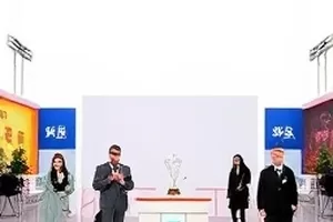 《镜头之外的九分钟》封面,监视器画面与秒表特写